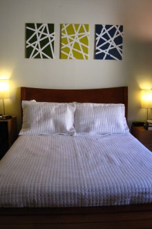 Картини с геометричен модел над леглото в спалнята