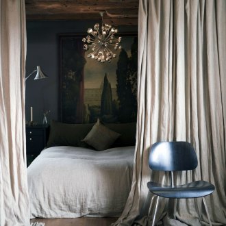 Боядисване на гоблени над леглото в спалнята