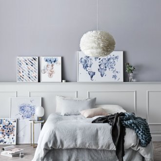 Синя картина над леглото в спалнята