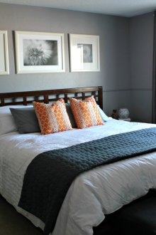 Квадратни картини над леглото