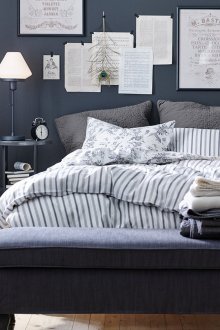 Листове над леглото