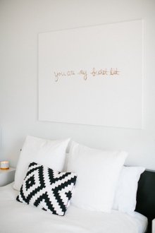 Снимки над леглото с надписи