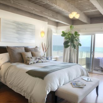 Картината е правоъгълна над леглото