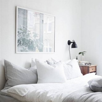 Картина в рамка над леглото