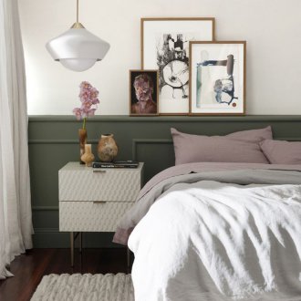 Картини в съвременен стил над леглото