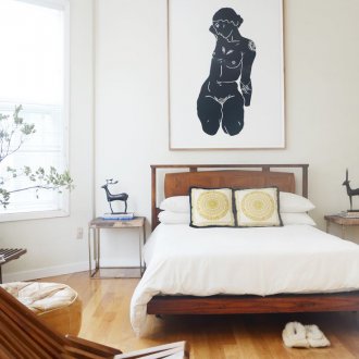 Снимки над леглото в спалнята