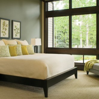 Три картини над леглото в спалнята