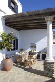 Бяла тераса на селска къща