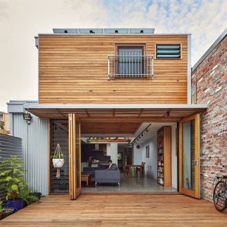 Дървена тераса на селска къща