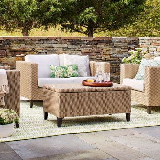 Диван на терасата на селска къща