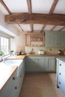 Интериорът на кухнята с греди в страната