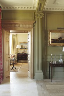 Интериор на всекидневната с мазилка в страната