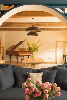 Интериорът на хола с рафтове за книги в страната