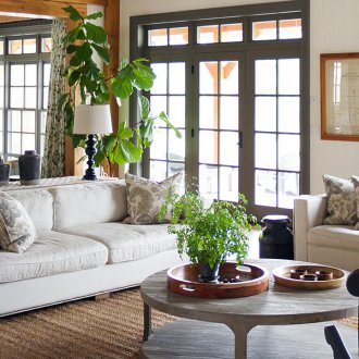 Интериорът на страната трапезария