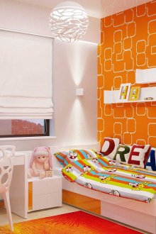 Бели и оранжеви тапети за детска стая