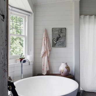 Country-style bathroom without sink