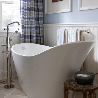 Colonial-style bathroom without sink