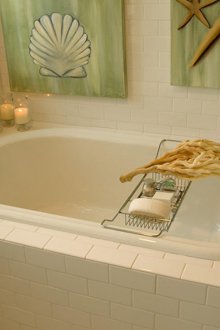 Nautical-style bathroom without sink