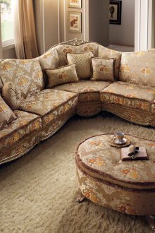 Луксозен ъглов диван в класически интериор за всекидневна