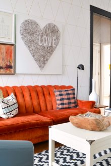 Ярко оранжев мини дневен диван в скандинавски стил