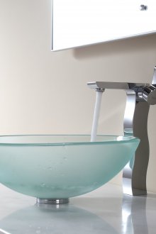 Стъклена мивка стои