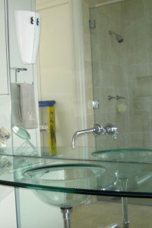 Стъклена мивка с плот