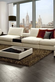 Лек бежов ъглов диван с черни подставки