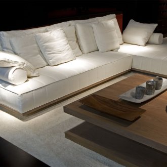 Бял модулен диван в голям хол