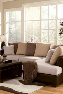 Кафяв и бежов ъглов диван в хола