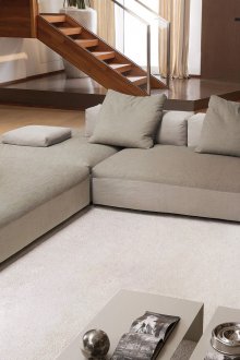 Голям сив модулен диван в хола