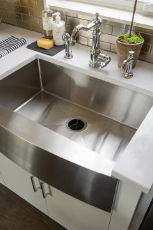 Tenggelam keluli tahan karat di dapur