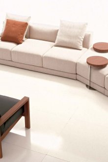 Бежов модулен диван с удобни подложки за храна и напитки