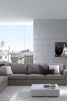 Тъмно сив ъглов диван в градски интериор