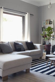 Стилен светлосив диван в дневната в скандинавски стил