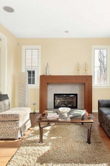 Интериор на всекидневната в ярки цветове.