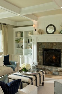 Интериор на всекидневната с камина в ярки цветове.