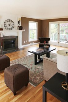 Кафяв интериор на всекидневната в ярки цветове.