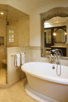 Лека плочка в интериора на банята