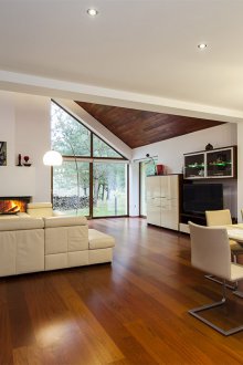 Дървен под в светъл интериор