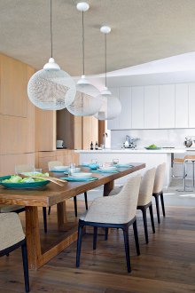 Светъл интериор на трапезарията