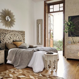 Светъл интериор на спалнята в ориенталски стил