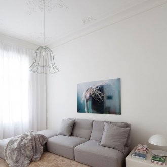 Сив мини диван в просторна бяла всекидневна