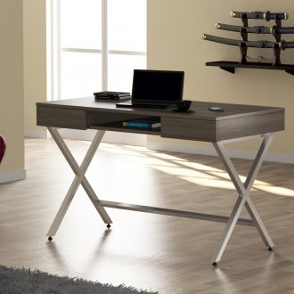 Маса за компютър в таванско помещение