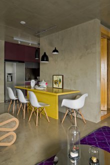 Таванско помещение в жълто