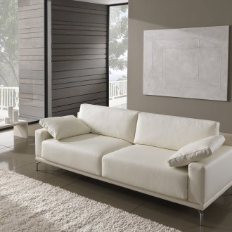 Минималистичен бял диван във всекидневна с високи технологии