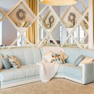 Бяло-син диван в хола в стил Прованс