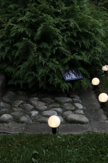 Слънчеви светлини по периметъра на градината