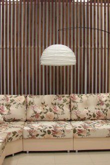 Голям диван с кремав цвят в хола