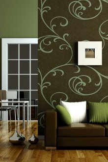 Тъмнокафяв диван се вписва в зеления и кафяв интериор на всекидневната