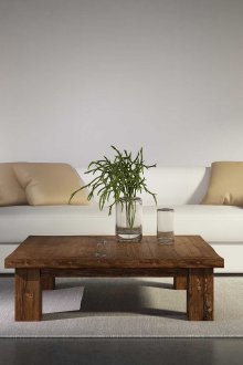 Бял диван с кремави възглавници във всекидневната